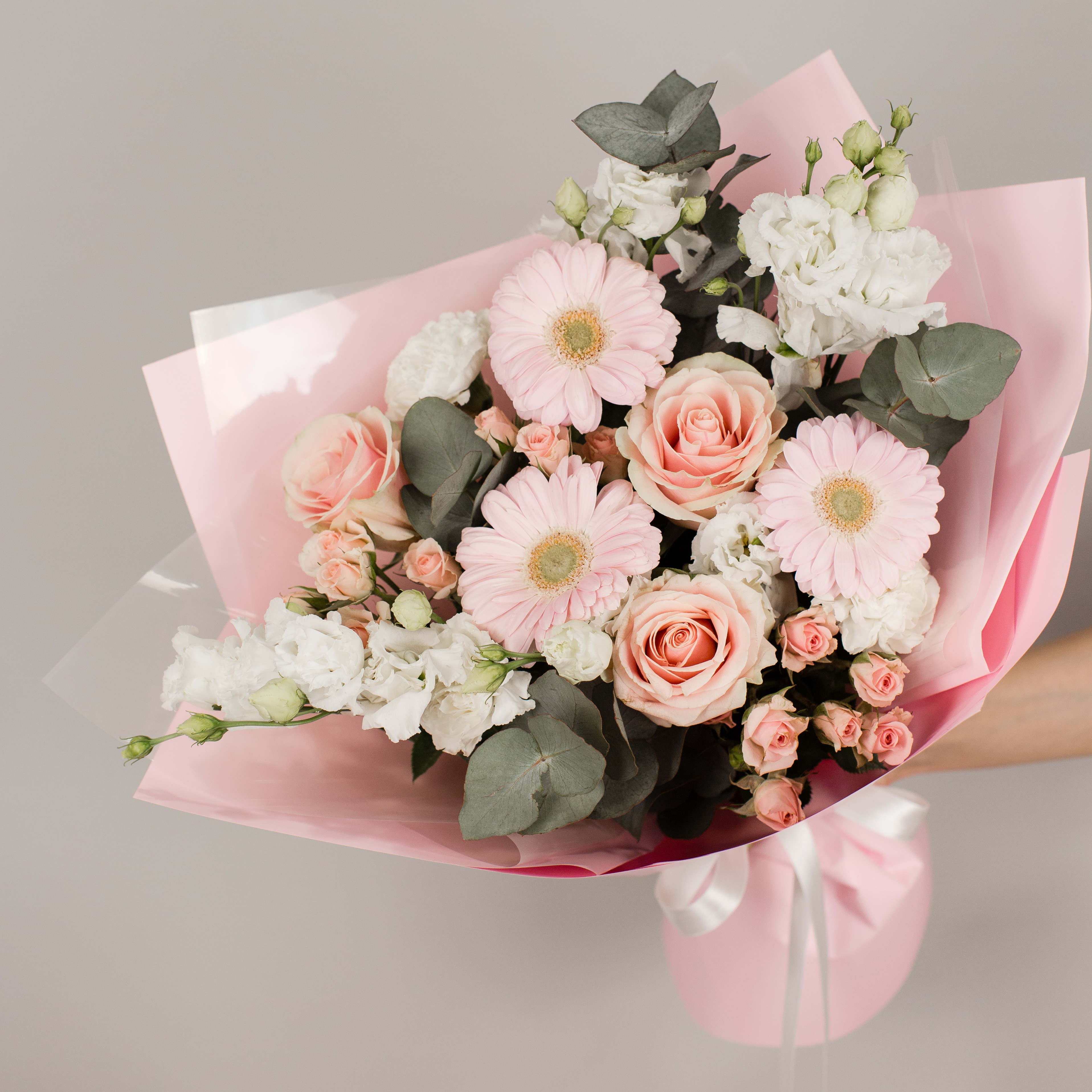 Букет с розами, мини-герберами, эустомой "Очарование" 50477