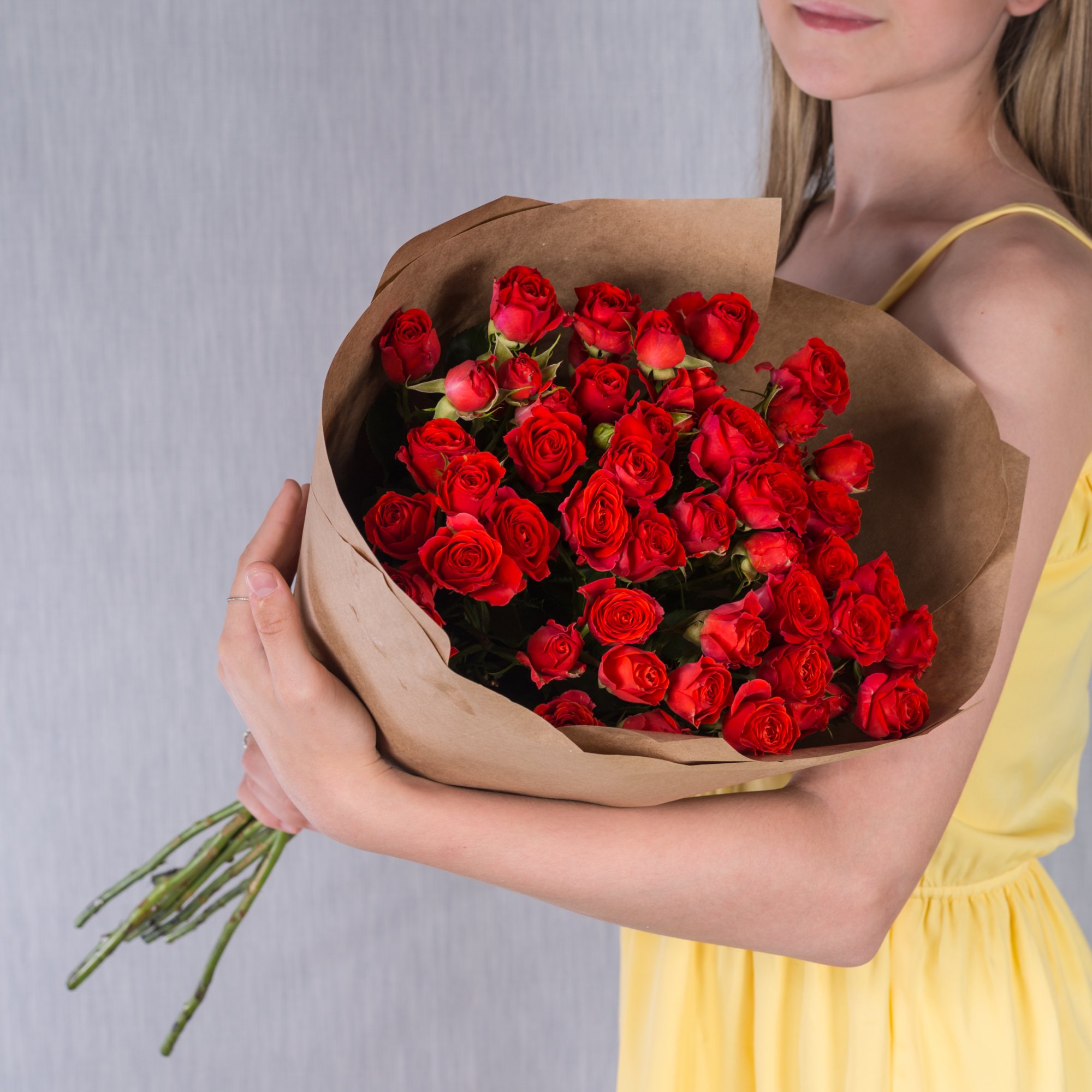 Букет из 11 красных кустовых роз в крафте №27803-Кр