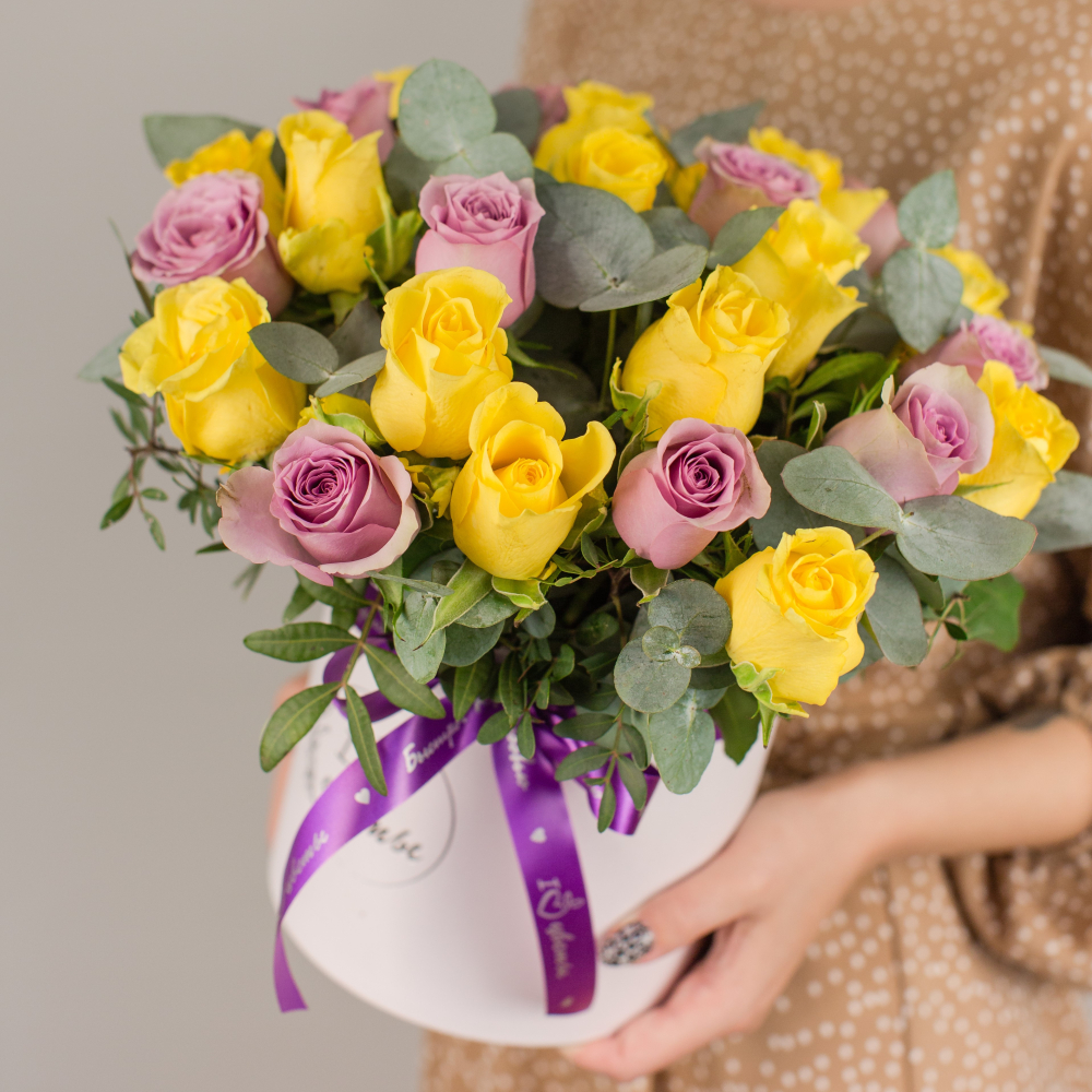 Коробка с желтыми и фиолетовыми кенийскими розами и эвкалиптом №50536