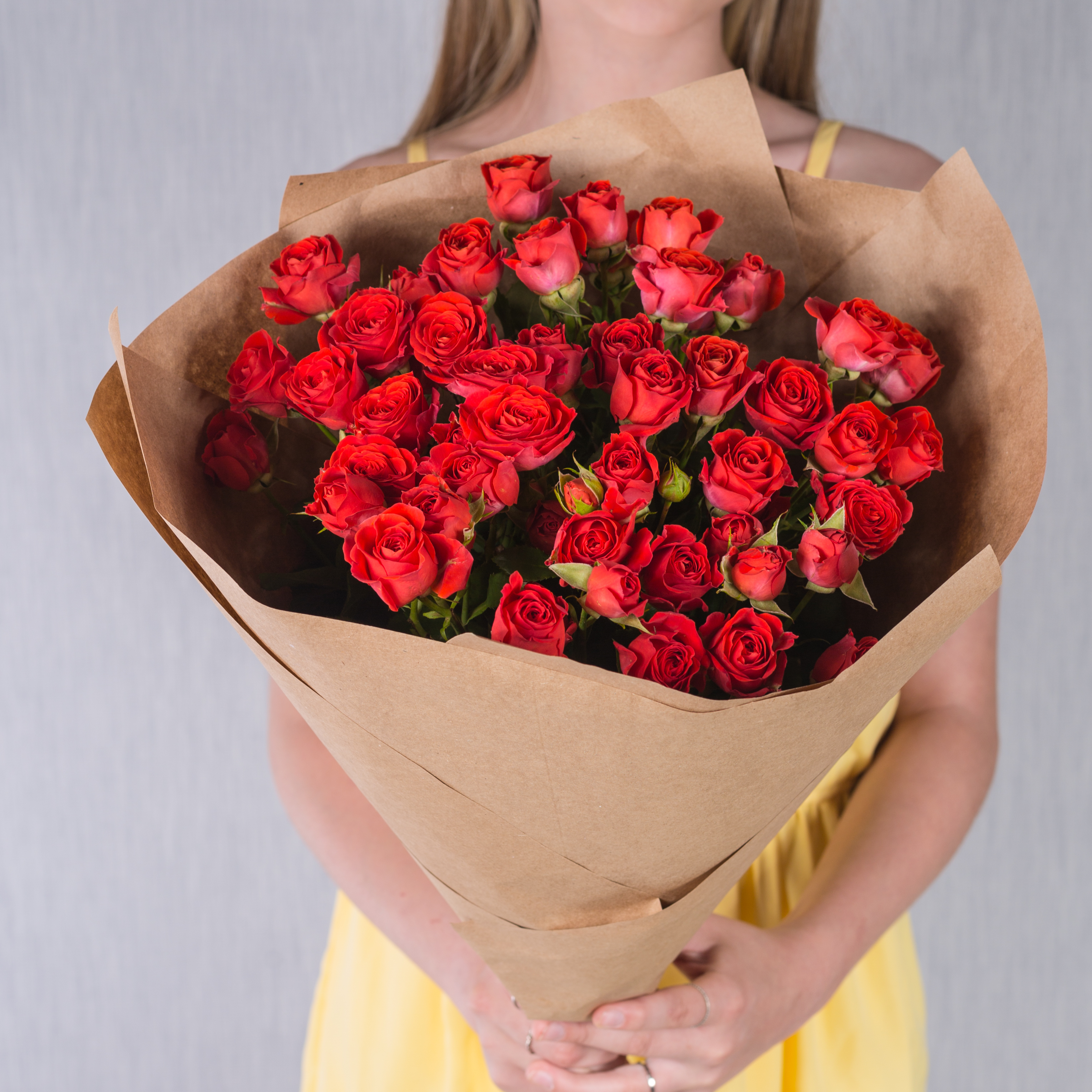 Букет из 11 красных кустовых роз в крафте №27803-Кр