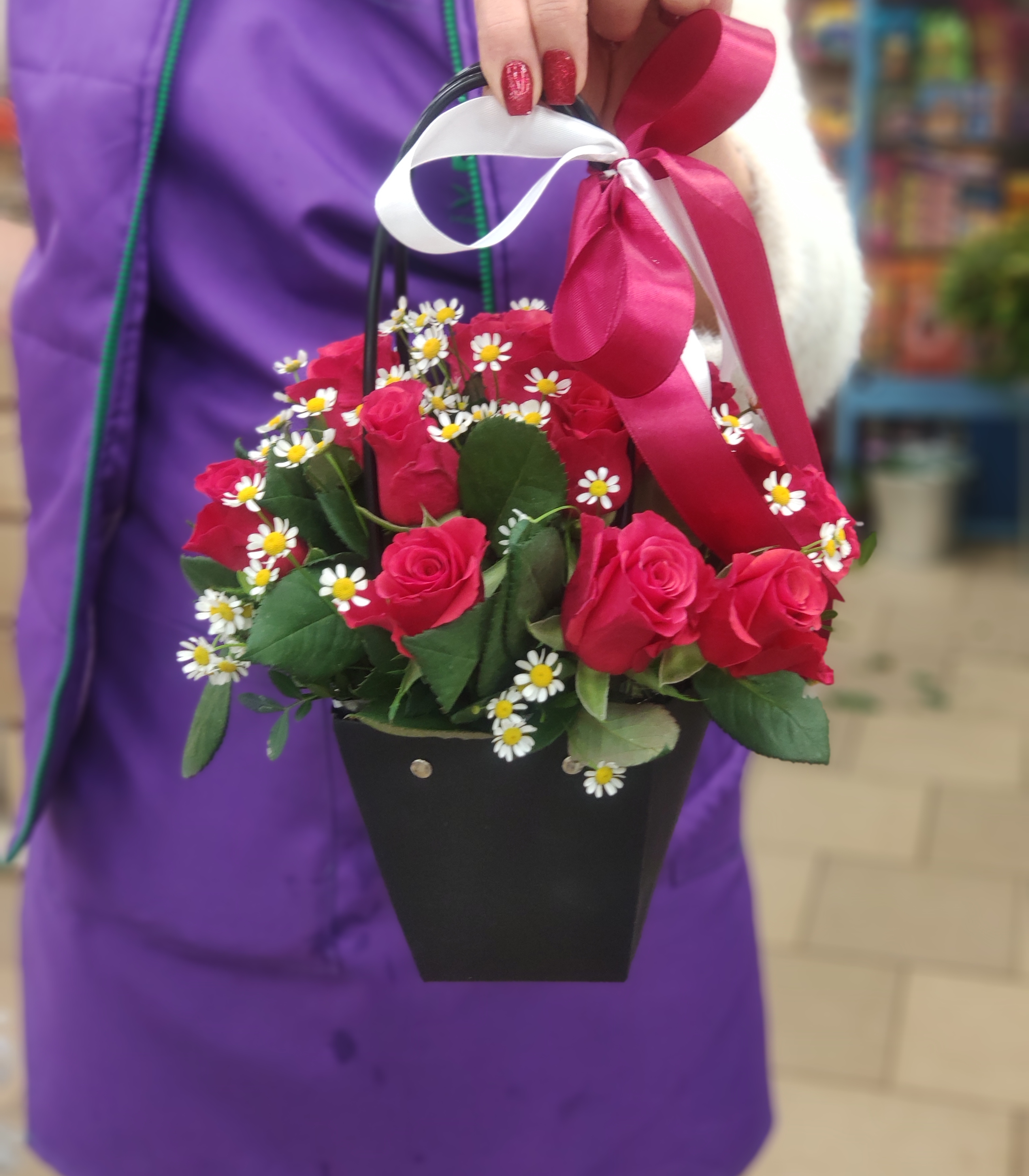 Сумочка из 15 Кенийских красных роз с ромашками №5517-Кр