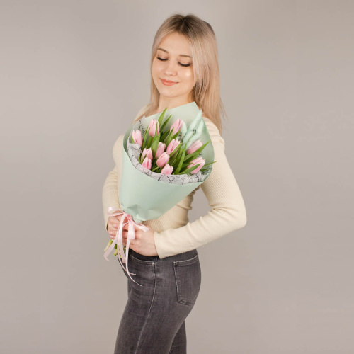 Букет из нежных тюльпанов с лагурусом 46462