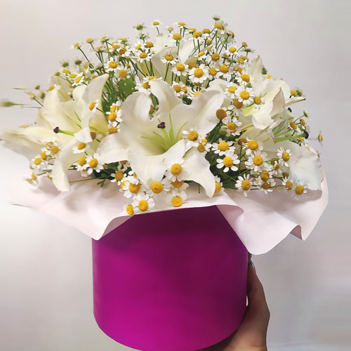 Коробка с цветами лилии и танацетум (ромашки) арт. 51368Дв