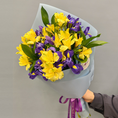Букет "Ириска" с альстромерией и ирисами N 27802