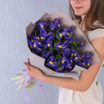 Букет из 19 Ирисов с зеленью в упаковке 35833
