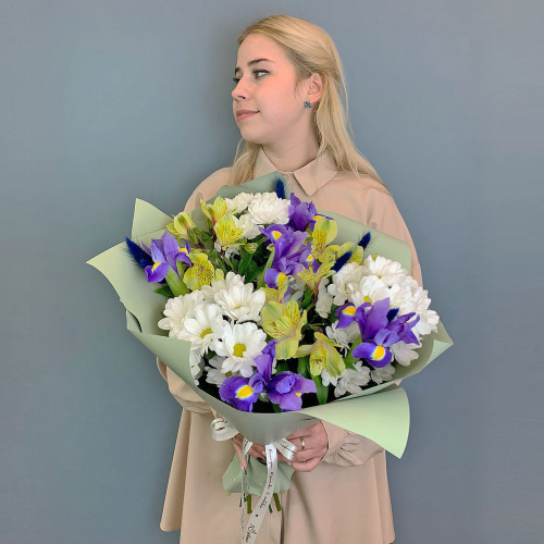 Букет из хризантем с ирисами и желтых альстромерией арт. 67002-Ж