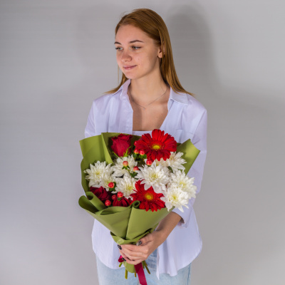Букет из красных роз и гербер с кустовой хризантемой N 52740