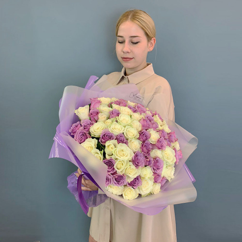 Букет 101 бело-сиреневая роза Кения в упаковке арт. 29178-Р