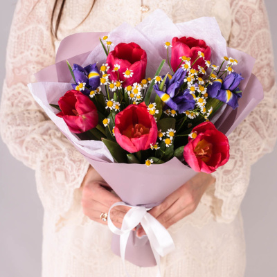 Букет из малиновых тюльпанов с ирисами и ромашками N 59876
