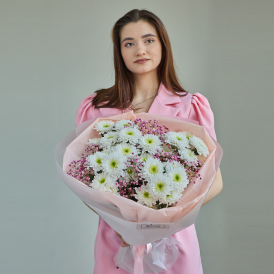 Букет с хризантемой и гипсофилой РОЗОВЫЙ N 84572-Р