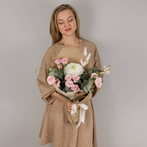 Букет из одноголовой хризантемы с розами и эвкалиптом арт. 50447