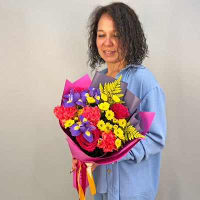 Букет из розовых роз с ирисами и кустовой хризантемой N 52446