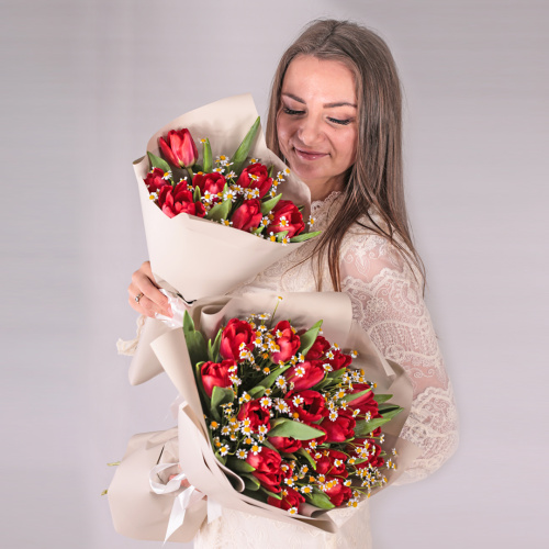 Букет из 19 красных тюльпанов с ромашками арт. 46334