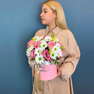 Коробка с цветами из кустовой хризантемы с розами N 66658