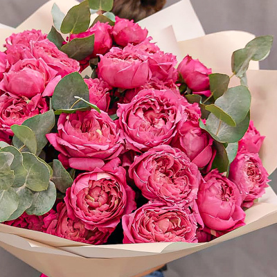 Букет из ярких кустовых пионовидных роз с эвкалиптом N 45355