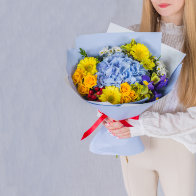 Яркий букет с гортензией, кустовой розой и мини герберами "Облачный атлас" N 38167 Яркий букет с гортензией, кустовой розой и мини герберами "Облачный атлас" N 38167