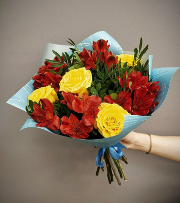 Букет "Эвридей" из эквадорских роз и альстромерий. 6960