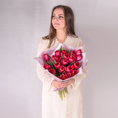 Букет из 19 малиновых тюльпанов в упаковке 59900