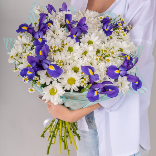 Букет с хризантемой, ирисами и ромашками арт. 52674