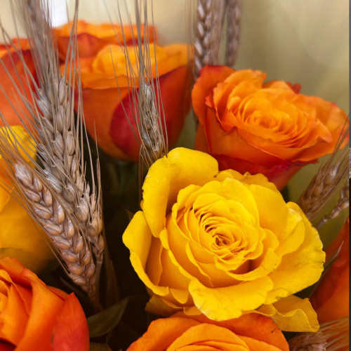 Яркий букет из роз с колосками Арт 14893