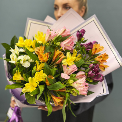 Букет из Альстромерий микс в упаковке 50791