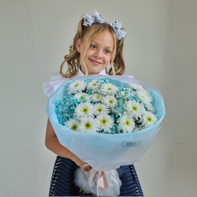 Букет школьный с хризантемой и гипсофилой ГОЛУБОЙ N 84572-Г