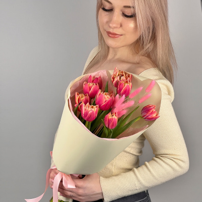 Букет из 11 пионовидных тюльпанов Колумбус с лагурусом 46460