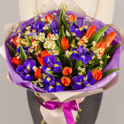 Букет из тюльпанов с ирисами и ромашками (17+9) арт. 46397
