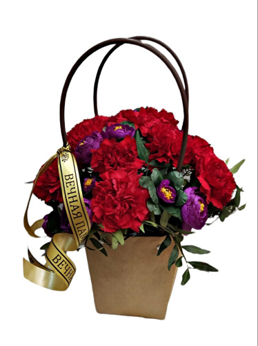 Траурная корзинка N 3 из красных гвоздик + искусственные цветы