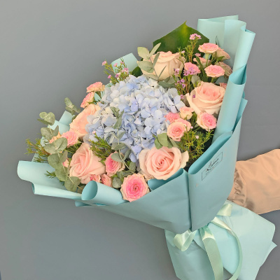 Букет с голубой гортензией и кустовыми розами 71078