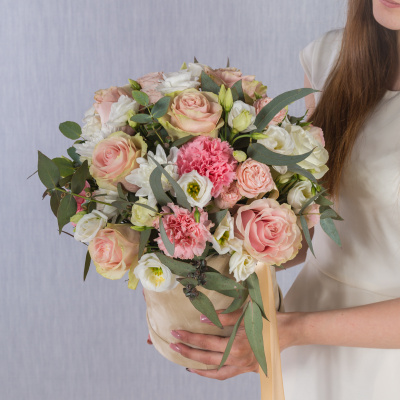 Композиция в коробке "Бал цветов" с розами, эустомой, диантусом и эвкалиптом N 38371