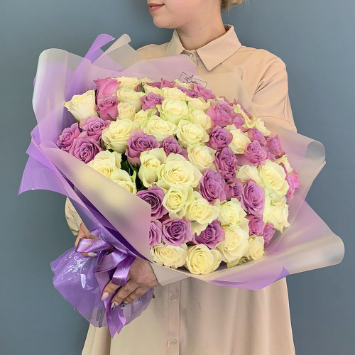 Букет 101 бело-сиреневая роза Кения в упаковке арт. 29178-Р