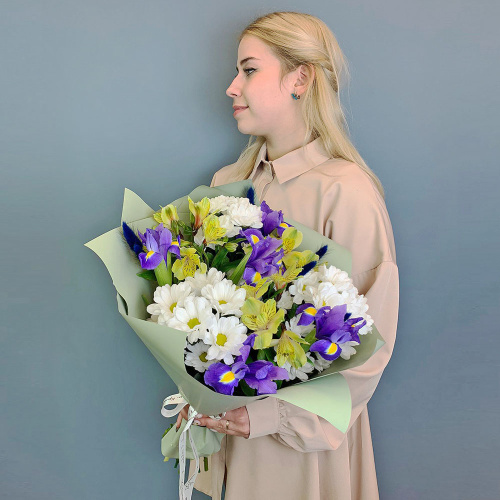 Букет из хризантем с ирисами и желтых альстромерией арт. 67002-Ж